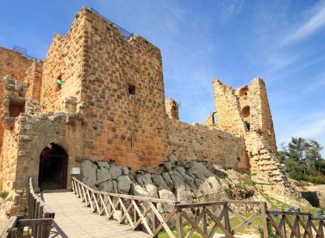 Руины средневекового замка Аждлун