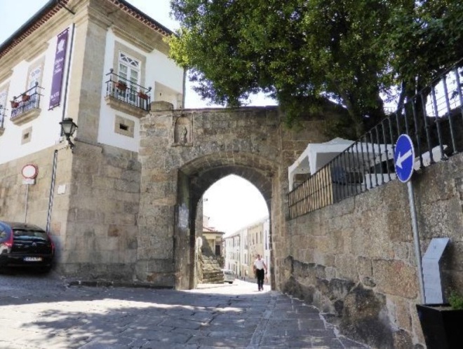 Сохранившиеся ворота бывших крепостных валов