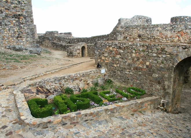 Стены замка Марвау
