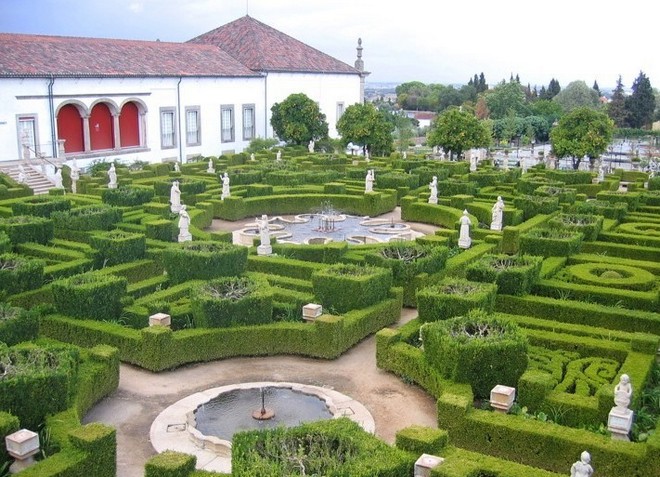 Епископский сад - одна из главных достопримечательностей города