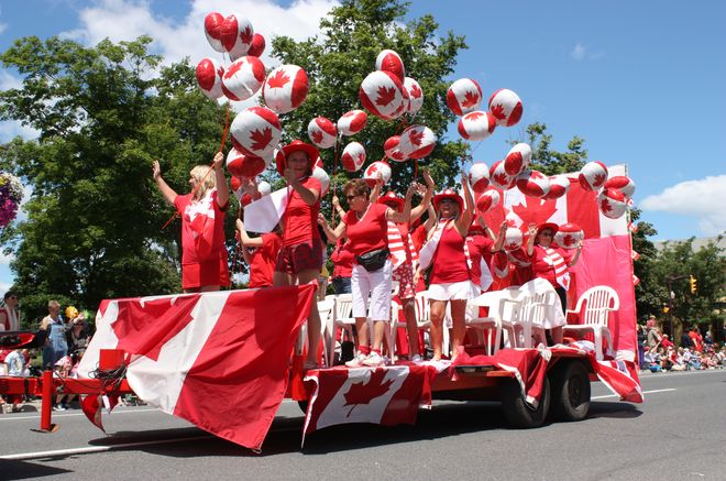 Участники парада, устраиваемого в честь Дня Канады