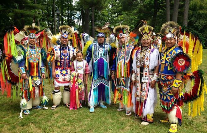 Представители коренных народов Канады в национальных костюмах