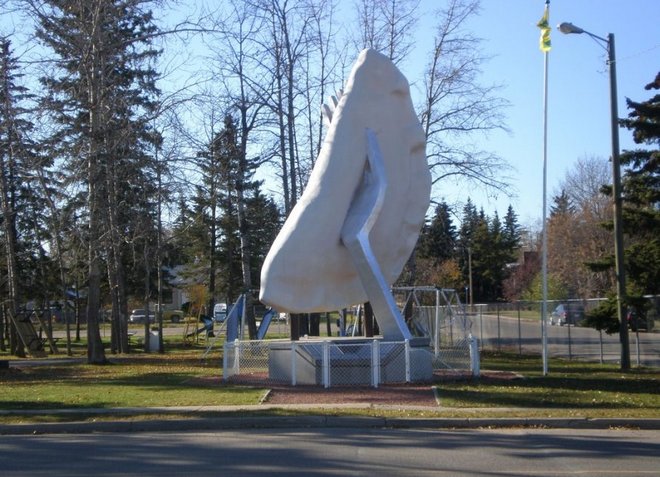 Памятник варенику в Канаде