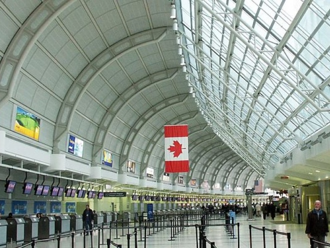 Аэропорт Пирсона в Торонто - крупнейший в стране