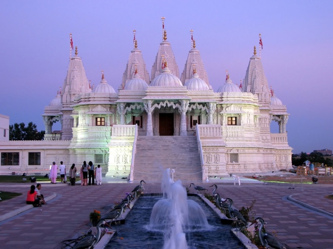 Шри Сваминараян Мандир - самый известный из индуистских храмов страны