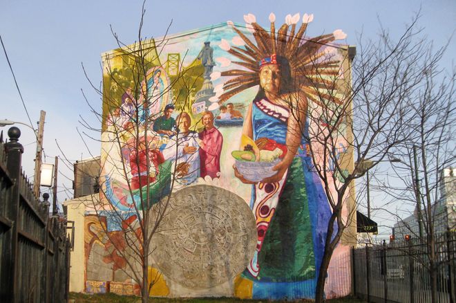 Работа муралистов на фасаде здания в Мексике