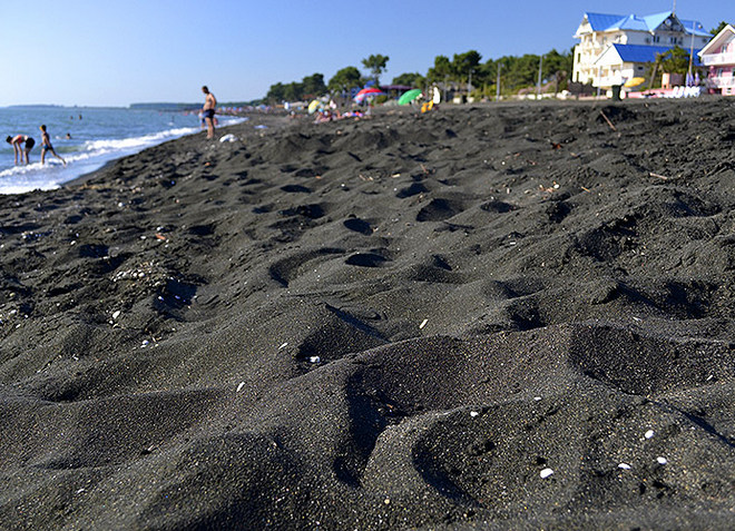 Черные магнитные пески - главная достопримечательность Уреки