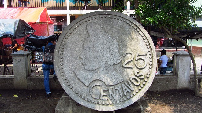Памятник монете в сквере