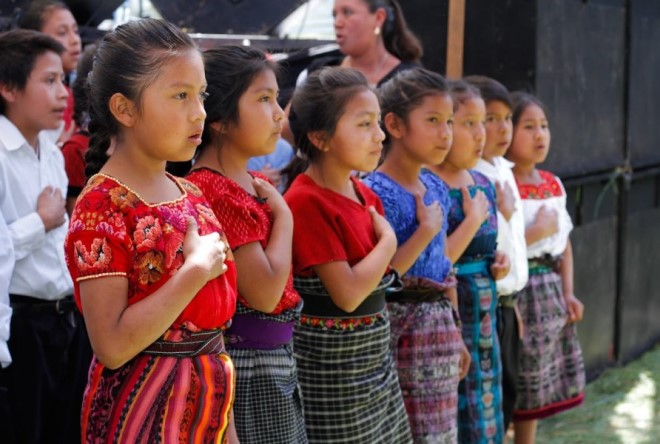 Дети поют гватемальский гимн