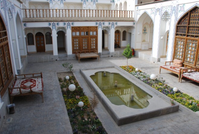 Холл в иранском отеле
