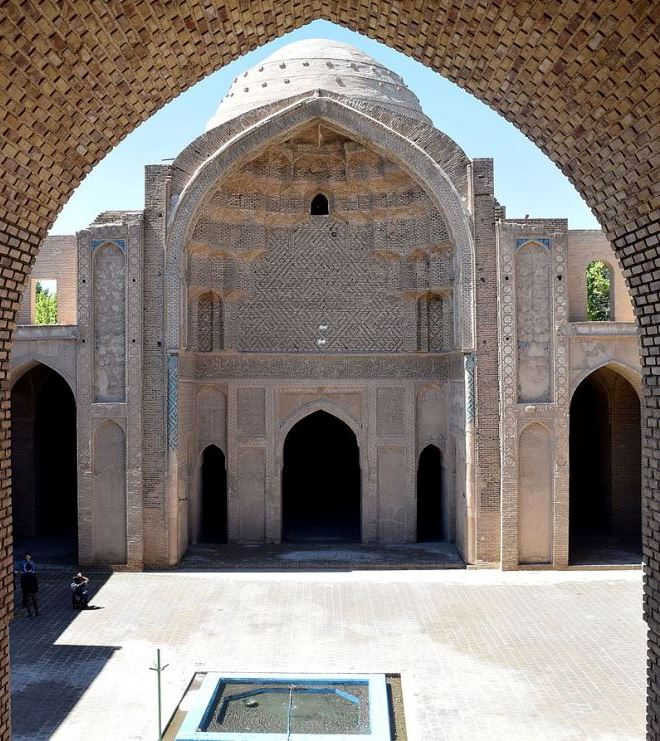 Один из айванов Пятничной мечети Варамина