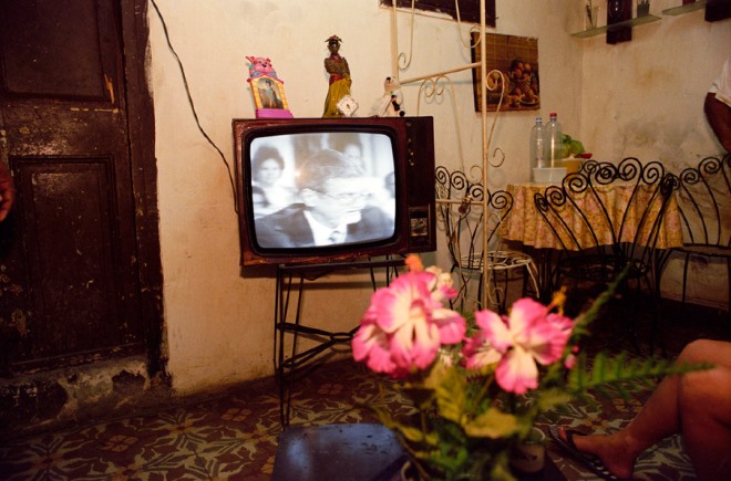 Кубинцы смотрят телевизор