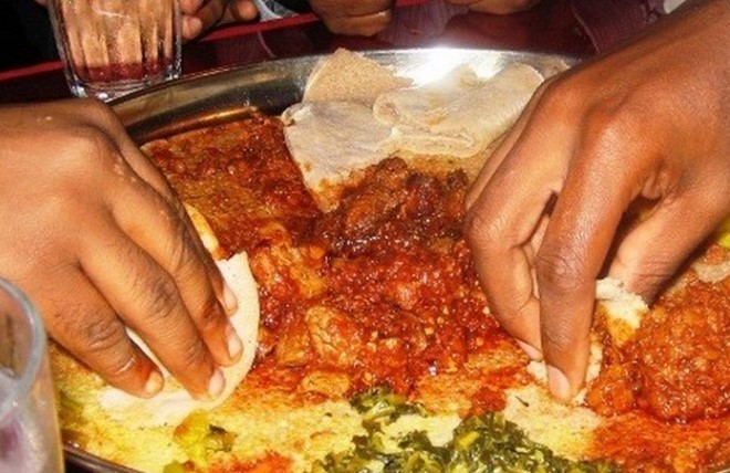 Ланкийцы едят руками