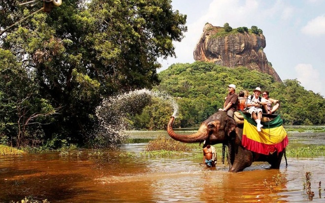 Сафари на слонах - самое популярное развлечение среди туристов
