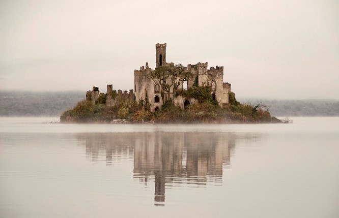 Заброшенный замок на острове в Ирландии