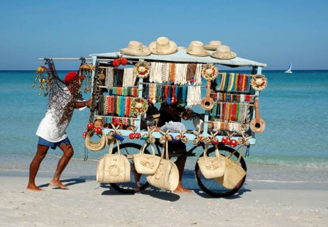 Торговцы сувенирами приходят прямо на пляж
