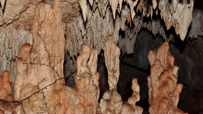 Сталактиты и сталагмиты в пещерах Кабарете, Доминикана