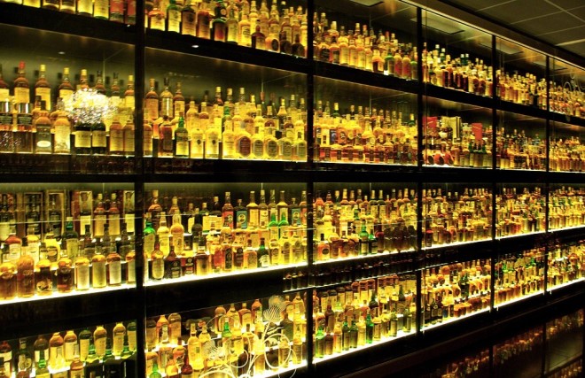 Коллекция бутылок в Шотландском центре наследия виски