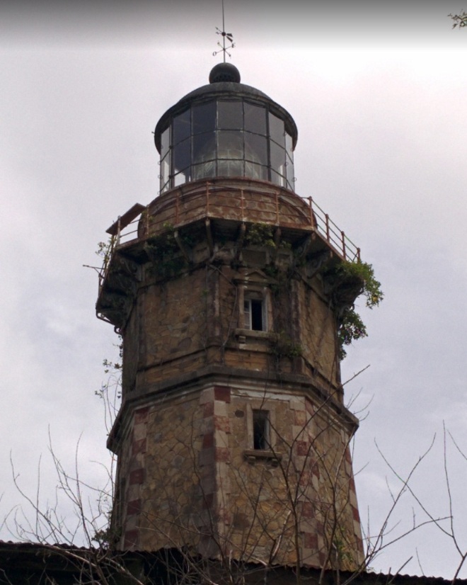 Достопримечательность острова - старый маяк