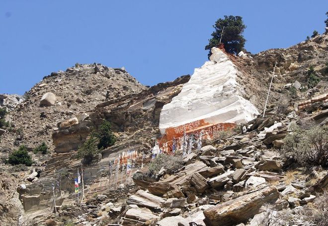 Буддистская ступа в горах у деревни Марфа