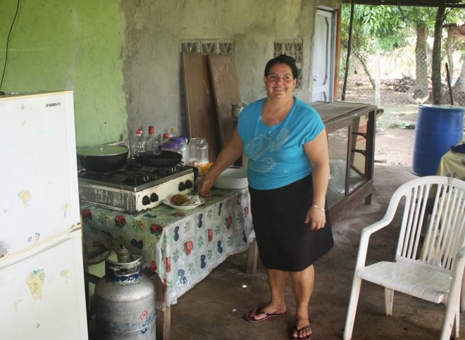 Хозяйка единственного хостела и ресторана на острова - Mama Jita