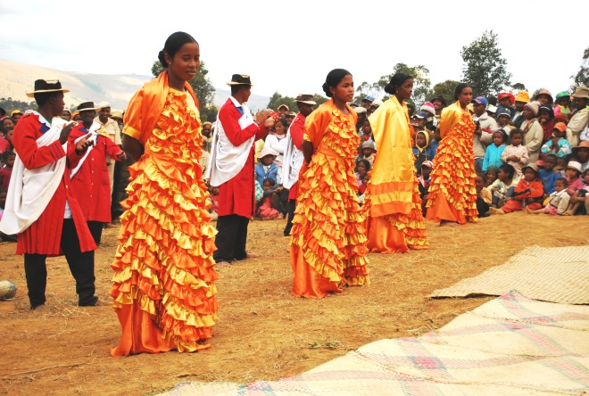 Малагасийцы в традиционных одеждах