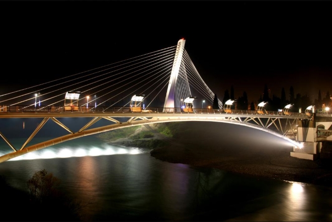 Мост Миллениум особенно красив ночью