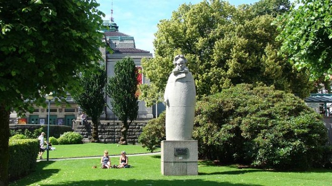 Памятник Ибсену