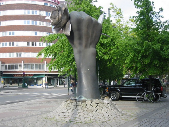 Памятник Розе