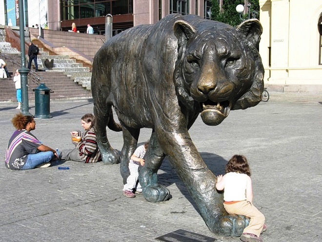 Памятник в виде гуляющего тигра