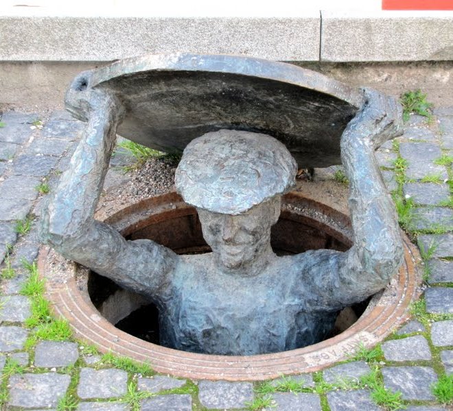 Памятник водопроводчику