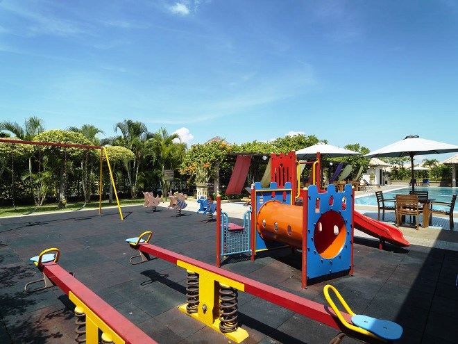 Парк и детская площадка на курорте