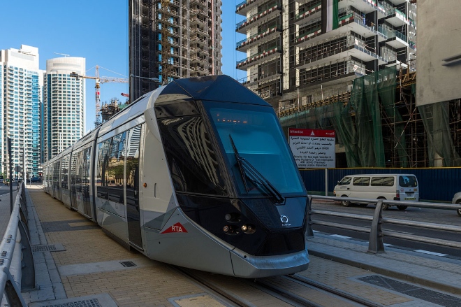 По престижному району Дубай Марина проложены трамвайные линии