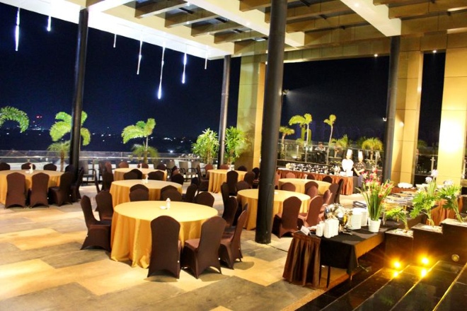 Ресторан Junjung Buih при отеле Grand Dafam Q Hotel Banjarbaru