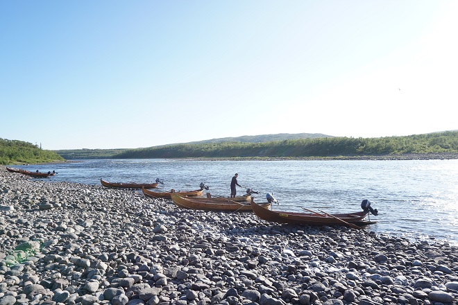 Рыбацкие лодки на берегу реки Тана