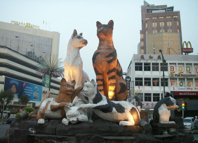 Статуи кошек в Кучинге