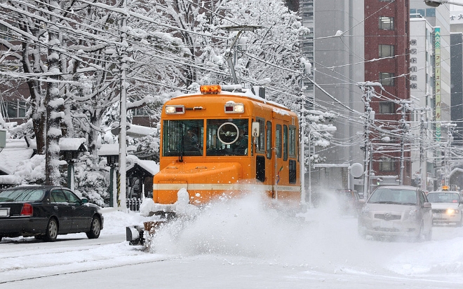 Трамвай-снегоуборщик в Саппоро
