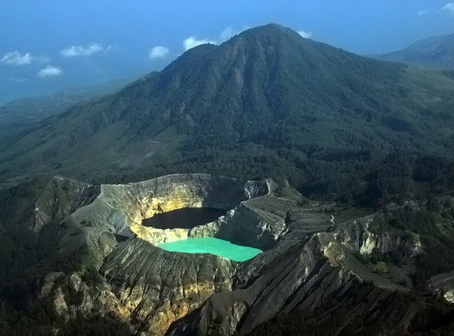 Вулкан Келимуту и разноцветные озера