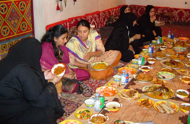 Женщины обедают в отдельном зале