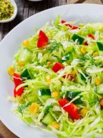 Салат с капустой и огурцом – приготовим простое и знакомое блюдо по-новому 
