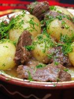 Как приготовить картошку с мясом на плите, в духовке и на открытом огне? 