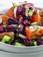 Салат с фасолью – рецепт с сухариками, курицей, корейской морковью, кукурузой и ветчиной