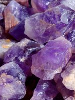 Свойства камня аметиста, описание минерала, какого цвета бывает, как отличить подделку?