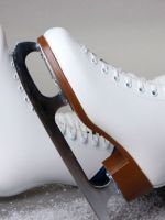 Фигурные коньки – конструкция, варианты ботинок и лезвий, отличия от хоккейных и фитнес коньков
