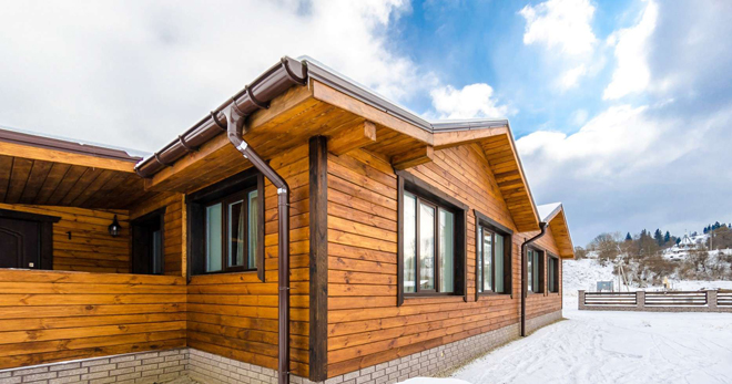 Отделка фасада деревянного дома – особенности применения блок-хауса, краски, термопанелей, вагонки и сайдинга