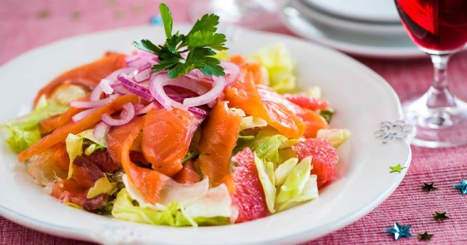 Рыбный салат – рецепт с тунцом, копченой рыбой, угрем, анчоусами, со шпротами и другие вариации