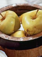 Чем полезны моченые яблоки?
