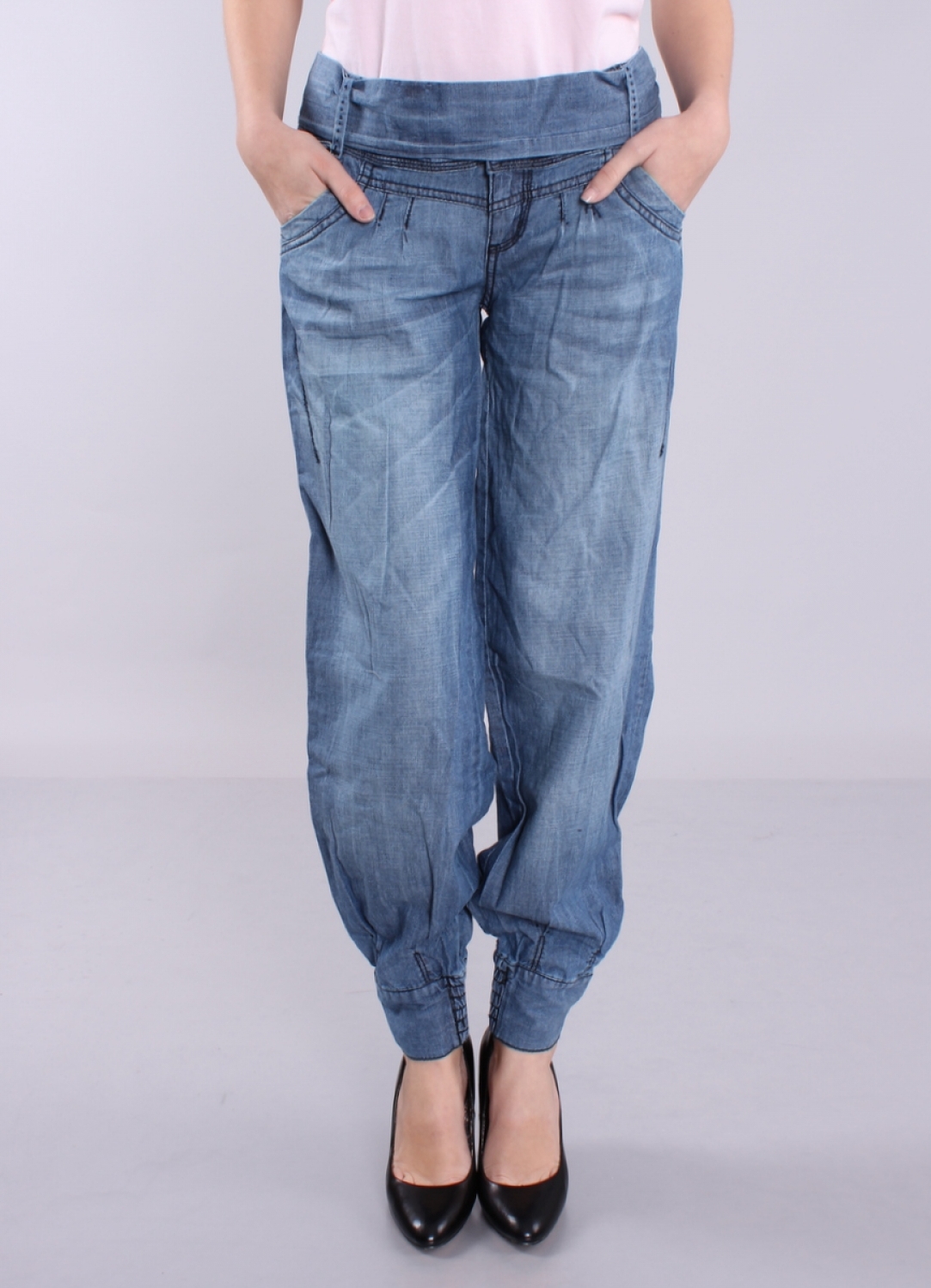 Широкие джинсы на резинке женские. Штаны бананы 90-х. Джинсы бананы. Широкие джинсы с резинкой внизу женские.
