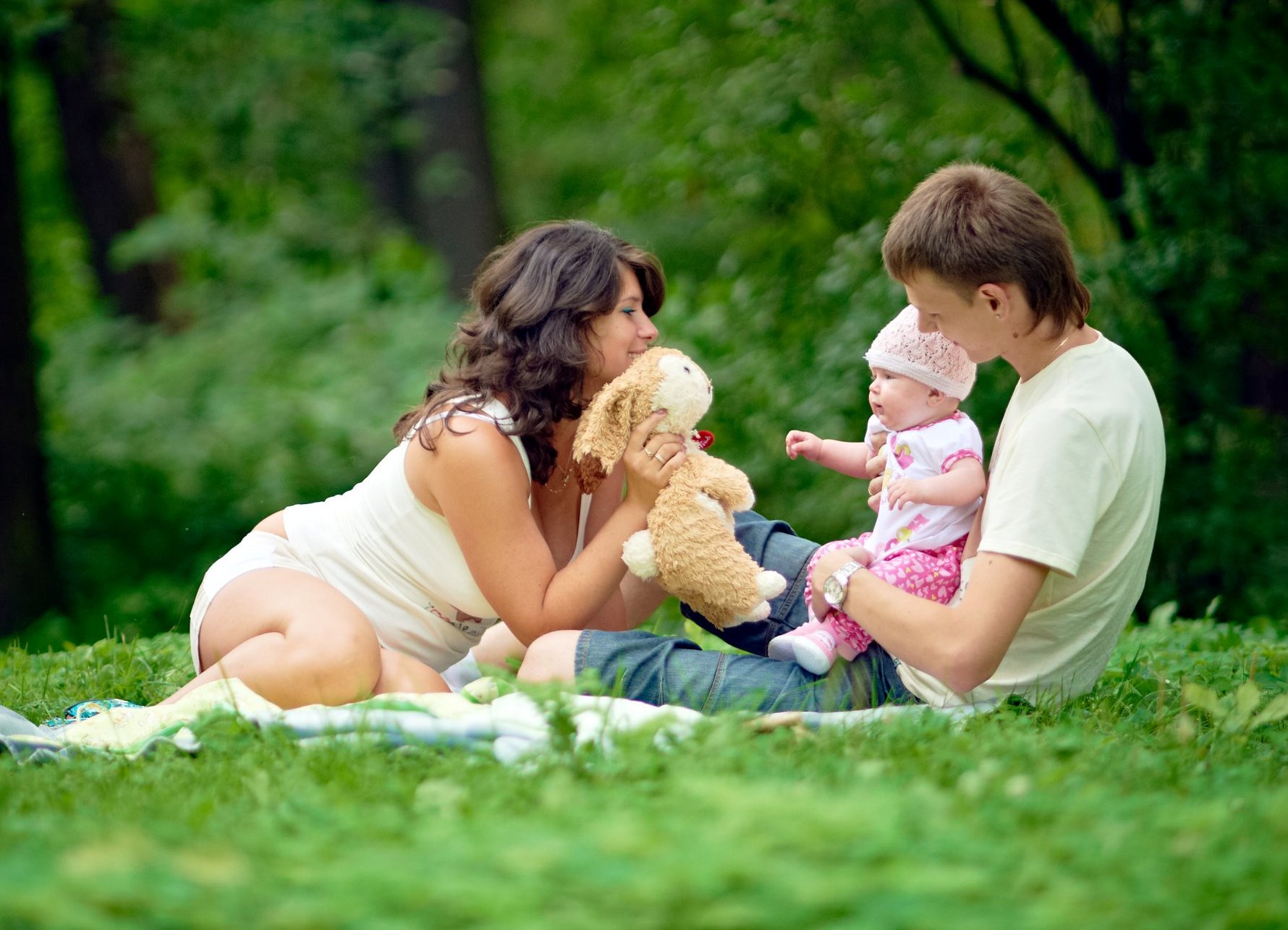 Природа мама и ребенок. Семейная фотосессия на природе. Фотосессия семьи на природе. Фотосессия с малышом на природе. Летняя фотосессия для детей на природе.