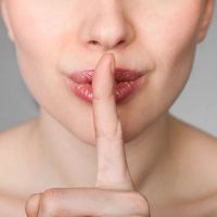 как научиться молчать